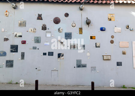 VILNIUS, LITUANIE - 7 juin 2016 : La rue Literatu mur. Le mur est une sorte de mémorial à beaucoup de grands écrivains et poètes Banque D'Images