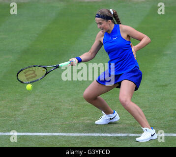 La Lettonie est Jelena Ostapenko joue contre la République tchèque Petra Kvitova pendant quatre jours de l'AEGON 2016 Classic à l'Edgbaston Priory, Birmingham. ASSOCIATION DE PRESSE Photo. Photo date : Jeudi 16 juin 2016. Voir l'histoire de Birmingham TENNIS PA. Crédit photo doit se lire : Tim Goode/PA Wire. RESTRICTIONS : usage éditorial uniquement, pas d'utilisation commerciale sans autorisation préalable, veuillez contacter PA Images pour plus d'info : Tel :  +44 (0) 115 8447447. Banque D'Images