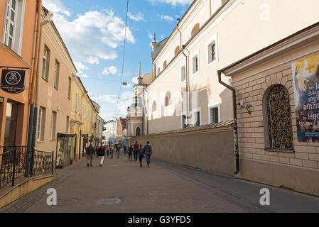 VILNIUS, LITUANIE - 7 juin 2016 : des personnes non identifiées, à pied dans le centre historique de la ville sur un jour de printemps ensoleillé Banque D'Images