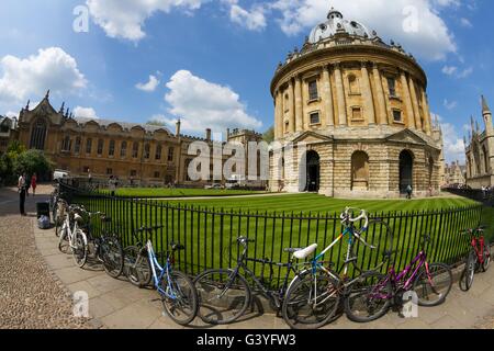 Bicyclettes autour de Radcliffe Camera, Université d'Oxford, Oxford, Oxfordshire, England, UK, FR Banque D'Images