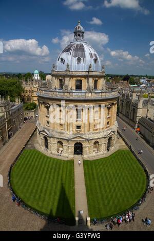 Vue sur le toit de l'Université de Radcliffe Camera église Sainte Marie la Vierge, Oxford, Oxfordshire, Angleterre, Royaume-Uni, Banque D'Images