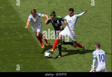 Pays de Galles' Gareth Bale (centre) batailles pour la balle avec l'Angleterre Eric Dier (à gauche) et alli Dele (à droite) au cours de l'UEFA Euro 2016, Groupe B match au Stade Félix Bollaert-Delelis, lentille. Banque D'Images