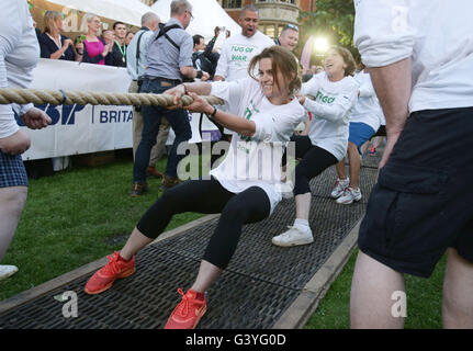 Photo inédits en date du 06/06/16 du travail MP Jo Cox (avant), qui a été tourné en Birstall près de Leeds, un témoin oculaire a dit. Banque D'Images