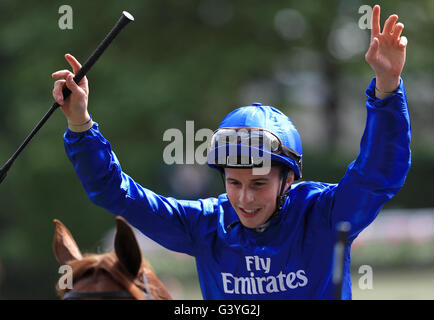 Jockey William Buick célèbre après avoir remporté le tricentenaire 15,05 enjeux au cours de la troisième journée de Royal Ascot, 2016 à Ascot Racecourse. Banque D'Images