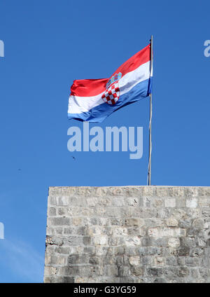 Croatie drapeau sur la pole position à une tour Banque D'Images