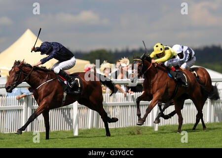 Ryan Moore jockey à bord du même morceau (à gauche) remporte les enjeux Ribblesdale 15,40 Au cours de la troisième journée de Royal Ascot, 2016 à Ascot Racecourse. Banque D'Images