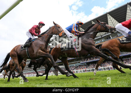 Jockey Ryan Moore (à droite) , à bord d'ordre de Saint George, sur le premier tour de la Gold Cup 16,20 En l'honneur du 90e anniversaire de la Reine, au cours de la troisième journée de Royal Ascot, 2016 à Ascot Racecourse. Banque D'Images