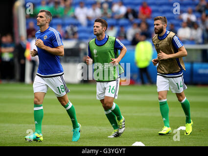 L'Irlande du Nord Aaron Hughes (à gauche), Oliver Norwood (centre) et Stuart Dallas (droite) échauffement avant l'UEFA Euro 2016, Groupe C match au Parc Olympique Lyonnais, Lyon. Banque D'Images