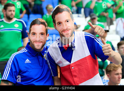 L'Irlande du Nord dans les stands des fans portant des masques sera Grigg avant l'UEFA Euro 2016, Groupe C match au Parc Olympique Lyonnais, Lyon. Banque D'Images