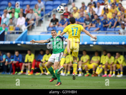 L'Irlande du Nord Conor Washington (à gauche) et de l'Ukraine Artem Fedetskyi (à droite) bataille pour la balle durant l'UEFA Euro 2016, Groupe C match au Parc Olympique Lyonnais, Lyon. Banque D'Images