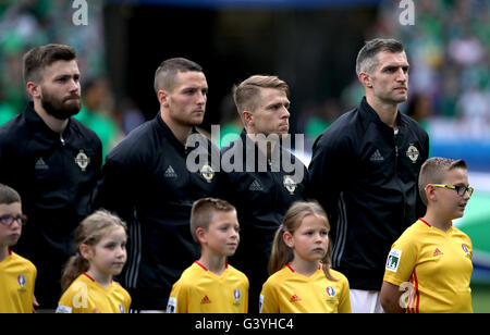 L'Irlande du Nord Aaron Hughes (à droite), Jamie Ward (deuxième à droite), Conor Washington (deuxième à gauche) et Stuart Dallas (à gauche) au cours de l'UEFA Euro 2016, Groupe C match au Parc Olympique Lyonnais, Lyon. Banque D'Images