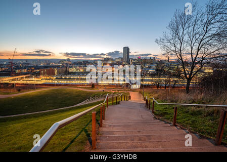 L'horizon de Sheffield centre-ville vu de la rue du Parc au-dessus de la gare ferroviaire principale de la ville, dans le sud du Yorkshire, England UK Banque D'Images