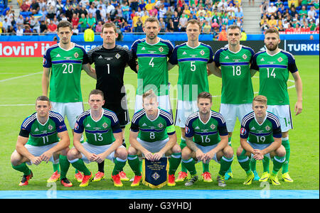 Groupe de l'équipe de l'Irlande du Nord. Rangée du haut (gauche à droite) Craig Cathcart, Michael McGovern, Gareth McAuley, Jonny Evans, Aaron Hughes et Stuart Dallas. Rangée du bas (de gauche à droite) Conor Washington, Corry Evans, Steven Davis, Oliver Norwood et Jamie Ward pendant l'UEFA Euro 2016, Groupe C match au Parc Olympique Lyonnais, Lyon. Banque D'Images