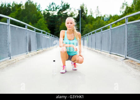 Female runner en faisant une pause après l'exécution Banque D'Images