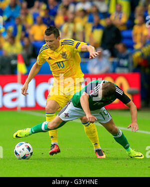 Yevhen Konoplyanka de l'Ukraine (à gauche) et d'Irlande du Nord Jamie Ward (à droite) bataille pour la balle durant l'UEFA Euro 2016, Groupe C match au Parc Olympique Lyonnais, Lyon. Banque D'Images