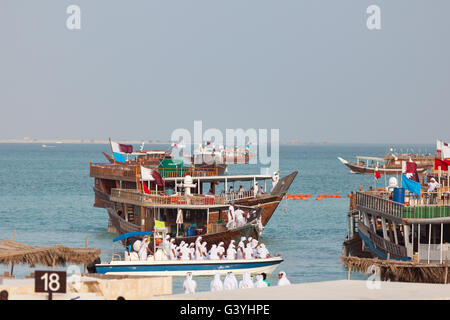 Les marins qui quittent leur bateau à la fin de la concurrence, Senyar Katara Cultural Village, Doha. Banque D'Images