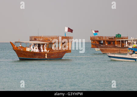 Les marins sur le point de quitter leur bateau à la fin de la concurrence, Senyar Katara Cultural Village, Doha. Banque D'Images