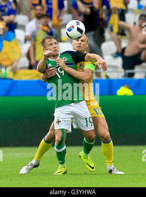 L'Irlande du Nord Jamie Ward (à gauche) et de l'Ukraine Vyacheslav Shevchuk (à droite) bataille pour la balle durant l'UEFA Euro 2016, Groupe C match au Parc Olympique Lyonnais, Lyon. Banque D'Images