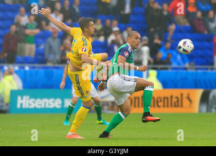 L'Ukraine Yevhen Khacheridi (à gauche) et d'Irlande du Nord Josh Magennis (à droite) bataille pour la balle durant l'UEFA Euro 2016, Groupe C match au Parc Olympique Lyonnais, Lyon. Banque D'Images