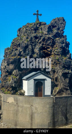 Chapelle et big rock à Sao Vincente sur l'île de Madère Banque D'Images