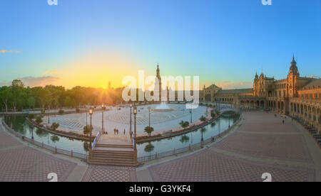 Vue de la place d'Espagne (Plaza de España) sur le coucher du soleil, monument en style néo-Renaissance, Séville, Espagne. Banque D'Images