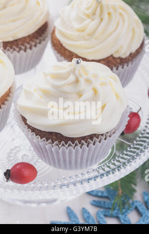 Petits gâteaux de Noël fait maison avec de fromage fondu on cake stand sur fond clair pour maison de traiter, high angle view Banque D'Images