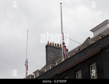 Union européenne les drapeaux sont mis en berne au 10 Downing Street, dans le centre de Londres, à l'égard du travail MP Jo Cox, qui est mort après avoir été abattu et poignardé dans la rue à l'extérieur de sa circonscription dans la chirurgie conseils Birstall, West Yorkshire. Banque D'Images