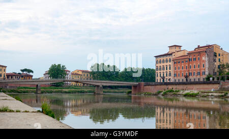 Pise, Arno, tôt le matin, en Toscane, Italie, Europe. Banque D'Images