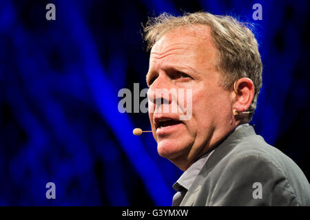 James Shapiro, James S. Shapiro est professeur d'anglais et de littérature comparée à l'université de Columbia et de l'autorité de renommée mondiale sur Shakespeare et la période moderne. Auteur de '1606 - Shakespeare et l'année de Lear' Le Hay Festival, le samedi 28 mai 2016 www.artswebwales.com Keith@artx.co.uk ©keith morris 07710 285968 01970 611106 Banque D'Images