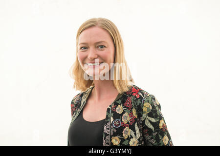 Holly Smale (YA (Young) Adullt auteur de fiction. Son premier livre publié, Geek Girl, a remporté le 2014 Waterstones Children's Book Prize et a été sélectionné pour le Prix 2013 Drôle de Roald Dahl. Elle écrit actuellement un livre de 6 séries de fiction de l'adolescence, également appelé Geek Girl. Au Hay Festival de la littérature et des Arts, Mai 2016 Banque D'Images