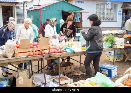 Les gens d'acheter des fruits à un kiosque de légumes de plein air russe locale Banque D'Images