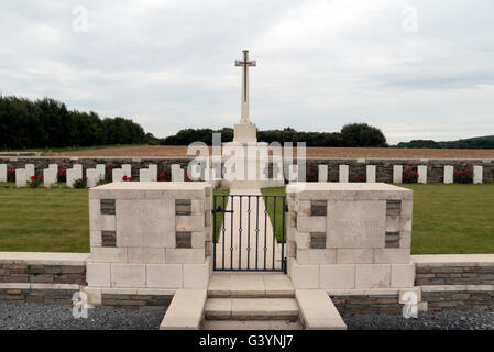 Porte d'entrée, pierres tombales, Croix du Sacrifice dans la CWGC Locre No 10 Cimetière, Loker, West-Vlaanderen, Belgique. Banque D'Images