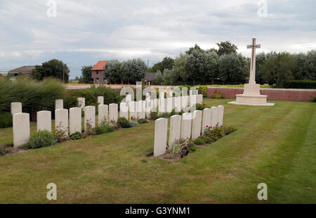 Croix du Sacrifice et pierres tombales dans le cimetière de Suffolk CWGC, West-Vlaanderen, Belgique. Banque D'Images