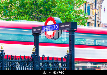 Londres, UK - 7 juin 2017 - signe de Métro et bus à deux étages en mouvement au Charing Cross Banque D'Images