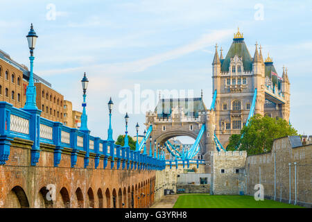 Tower Bridge à Londres à partir de la rive nord de la Tamise Banque D'Images