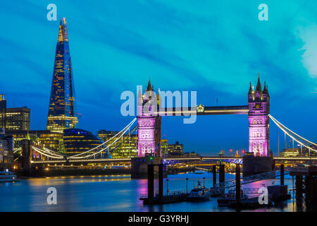 London Skyline at night avec le Tower Bridge Banque D'Images