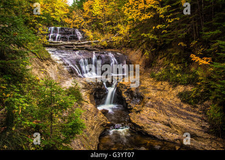 Chute d'automne. Chutes de sable entourée de feuillage d'automne dans le Pictured Rocks National Lakeshore, dans le Michigan. Banque D'Images