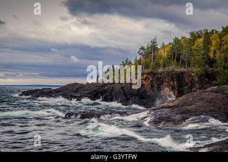 Rocky Le Lac Supérieur du paysage marin. Les vagues déferlent sur les rives rocheuses du lac Supérieur dans la région de Marquette Michigan. Presque Isle Park. Banque D'Images