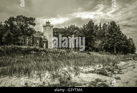 Paysage marin noir et blanc avec un classique vintage phare sur les rives du lac Huron. Quarante mille Point Lighthouse. Banque D'Images
