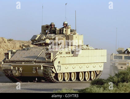 Un convoi de véhicules blindés Humvee et Bradley. Banque D'Images