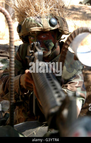 Mans soldat une position de tir défensif. Banque D'Images