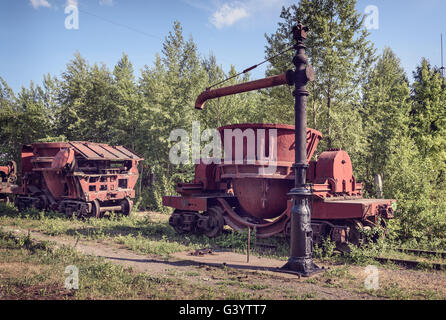 Vieux seaux en acier pour le transport du fer en fusion, montées sur des plates-formes ferroviaires sur l'exploitation minière et l'usine métallurgique Banque D'Images