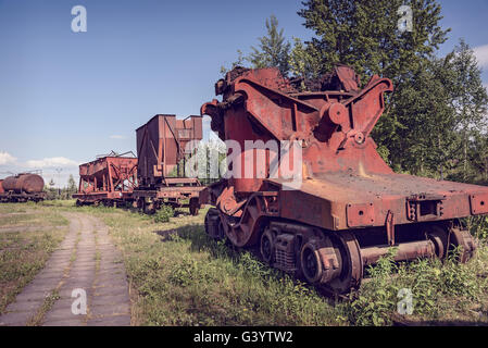 Vieux wagons de chemin de fer industrielles sur des mines et usine métallurgique Banque D'Images