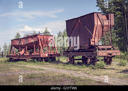 Vieux wagons de chemin de fer industrielles sur des mines et usine métallurgique Banque D'Images