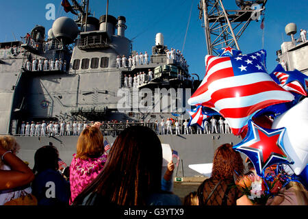 Les membres de la famille attendent sur la jetée comme croiseur lance-missiles USS les retours de Chosin à Pearl Harbor. Banque D'Images