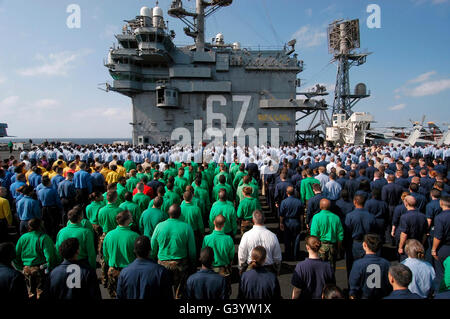 Les marins de la Marine américaine au garde à vous lors d'une cérémonie d'frocking. Banque D'Images