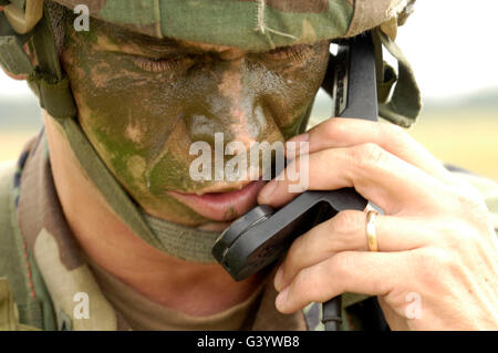 Le Master Sergeant de l'armée communique sa position à l'état-major supérieur. Banque D'Images