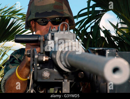 Un soldat démontre comment utiliser un Browning M2 de calibre .50 à l'arme lourde. Banque D'Images