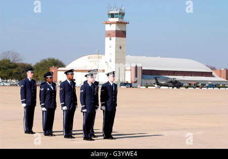 Les gardes d'honneur de l'US Air Force se tenir en place sur la ligne de vol. Banque D'Images