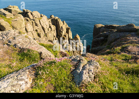 Côte au Gwennap Head à Cornwall Banque D'Images